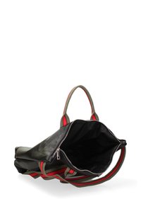 Borsa tote in pelle di colore verde scuro con manici in rosso. Apertura superiore con interno nero, dotata di chiusura con zip argento e superficie liscia.