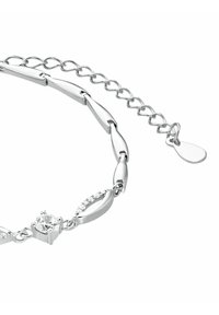 Silverarmband med avlånga, böjda länkar som har en central rund ädelsten och små klara stenar som är infattade i växlande mellanrum.