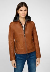 Bruine leren jas met een grijze capuchon, ritssluiting aan de voorkant en twee zijzakken. Voorzien van gestikte accenten en een slim fit ontwerp.