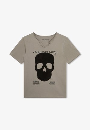 Graues Baumwoll-T-Shirt mit einem großen schwarzen Totenkopf-Design und dem Text "KUNST IST WAHRHEIT." Es hat einen V-Ausschnitt mit dekorativen Knöpfen.