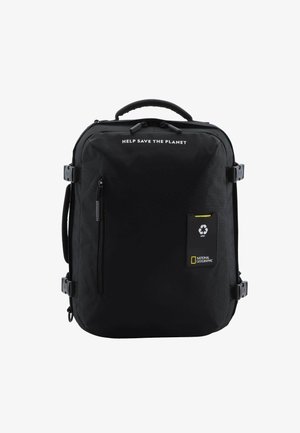 Schwarzer Rucksack aus strapazierfähigem Stoff, ausgestattet mit einem oberen Griff, verstellbaren Trägern, Reißverschlussfächern und einem Etikett, das auf recycelbare Materialien hinweist.