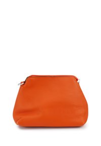 Oranje leren zakje met een steentjesstructuur, afgeronde vorm, zilveren hardware en een rits aan de bovenkant. Compact en functioneel ontwerp.