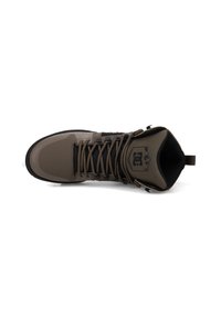 Hnedá turistická obuv s textúrovaným koženým a sieťovaným zvrškom, zosilnenou špičkou a čiernou gumovou podrážkou. Obsahuje polstrovaný golier a béžové šnúrky.