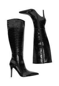 Botine negre cu toc înalt, până la genunchi, cu vârfuri ascuțite și piele texturată în stil crocodil, o botină stând vertical, iar cealaltă orizontal, arătând un fermoar.