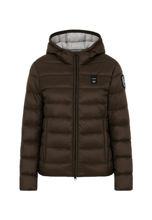 Hnedá nafukovacia bunda s kapucňou, so zipsovým zapínaním vpredu, prešitým dizajnom, logom na hrudi a bočnými vreckami.