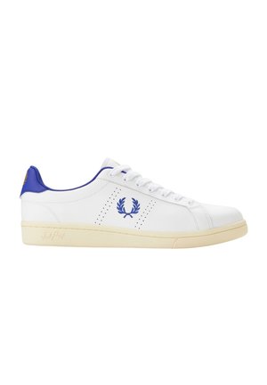 Zapatilla blanca de cuero de perfil bajo con logo de laurel azul, lengüeta azul en el talón, cordones blancos y suela de goma color crema, vista lateral.
