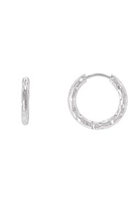 Orecchini a cerchio in argento con una finitura texturizzata e martellata. Forma circolare con un piccolo fermo per una chiusura sicura. Misurano circa 2 cm di diametro.
