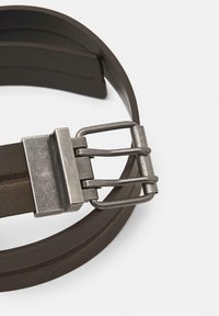 Brauner Ledergürtel mit einer Metallschnalle im Doppelstegdesign. Der Gürtel hat eine glatte Oberfläche und eine leichte Textur entlang der Kanten.