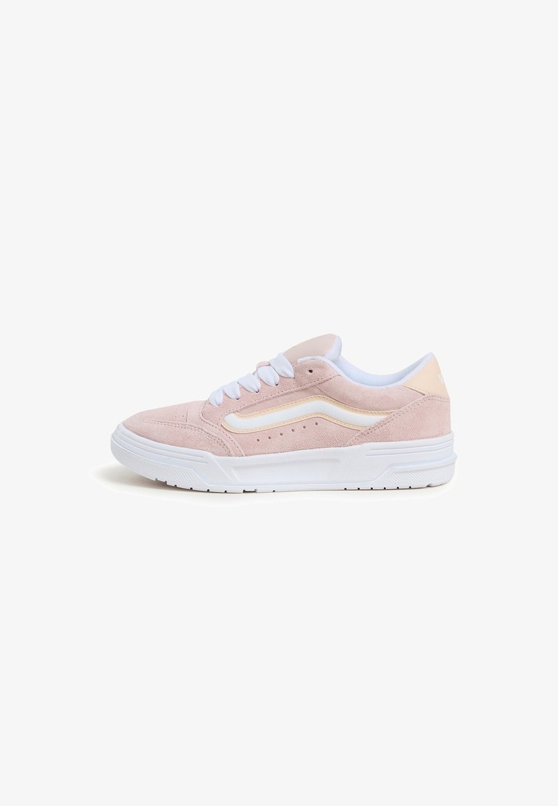 Baskets en daim rose clair avec lacets blancs, semelle en caoutchouc blanche et détail d'une bande blanche sur le côté.