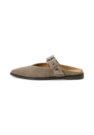 Beige Veloursleder Slipper-Mule mit spitz zulaufender Vorderkappe, flacher Sohle und verstellbarem Riemen mit silberner Schnalle und Ösen auf weißem Hintergrund.