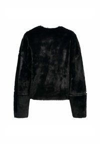 Giacca in pelliccia sintetica nera con una texture morbida, design corto e maniche lunghe. Presenta un ampio scollo e una leggera lucentezza.