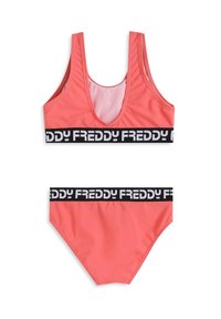 Completo da bagno coordinato a due pezzi color corallo, realizzato in materiale liscio. Il top presenta una scollatura a girocollo e una fascia larga nera con il marchio "FREDDY". Il pantaloncino ha una fascia in vita abbinata.