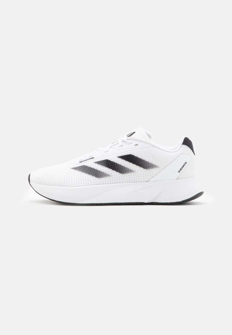 Scarpe da ginnastica bianche con accenti neri, texture a maglia, tre strisce nere sul lato e una suola imbottita. Design leggero.