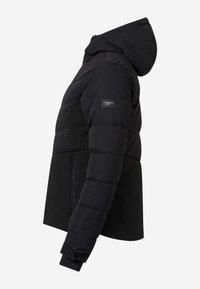Veste d’hiver matelassée noire avec capuche, poche zippée latérale, sangle de poignet réglable et petite étiquette de marque sur la partie supérieure de la manche.