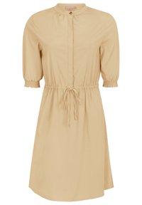 Robe beige avec un col mandarin, de courtes manches bouffantes, des poignets élastiques et une taille à cordon, présentant un devant à boutons et un tissu lisse.