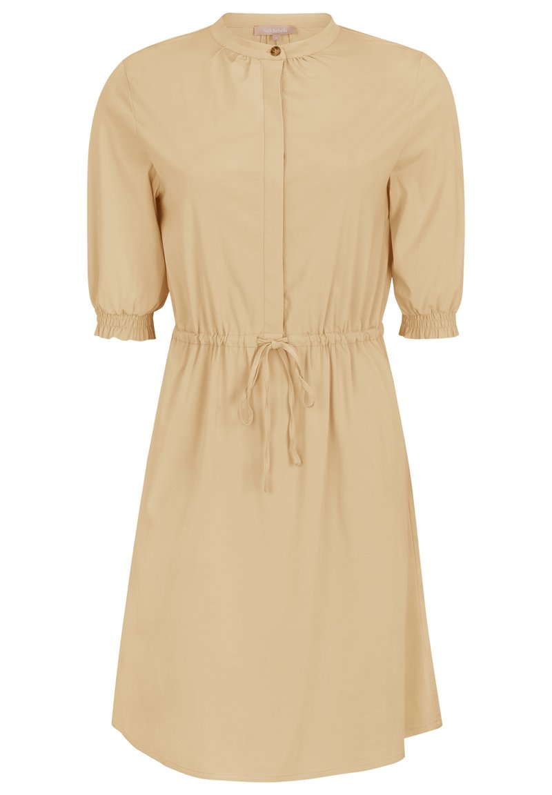 Robe beige avec un col mandarin, de courtes manches bouffantes, des poignets élastiques et une taille à cordon, présentant un devant à boutons et un tissu lisse.