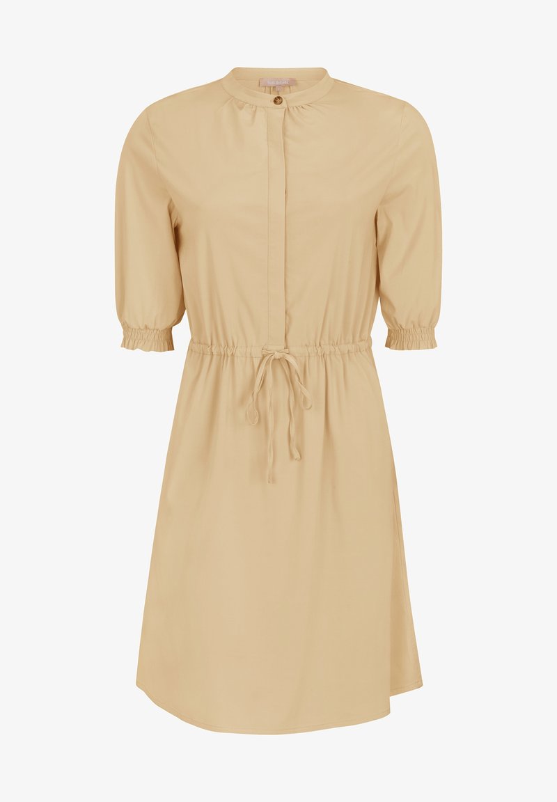 Robe beige avec un col mandarin, de courtes manches bouffantes, des poignets élastiques et une taille à cordon, présentant un devant à boutons et un tissu lisse.
