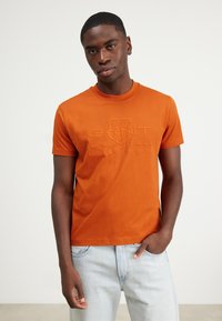 GANT TONAL SHIELD - Triko s potiskem - dark terracotta