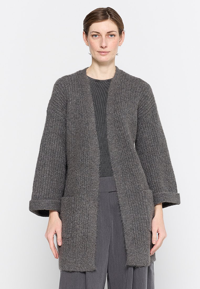 Grau gestrickte Strickjacke mit weiten Ärmeln, offener Vorderseite und zwei vorderen Taschen; verfügt über eine strukturierte, gerippte Stoffoberfläche.