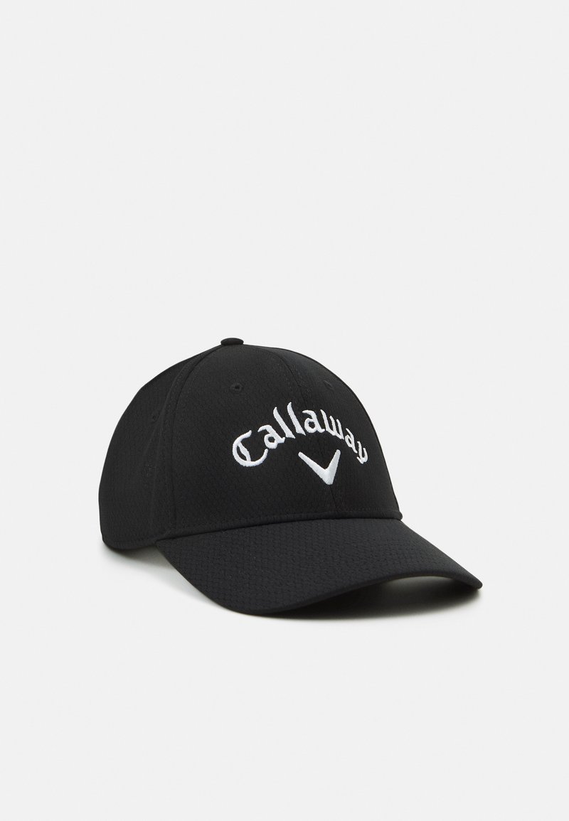 Svart keps av strukturerad tyg med vit broderad "Callaway"-logotyp och logotypaccent. Böjd skärm för struktur.