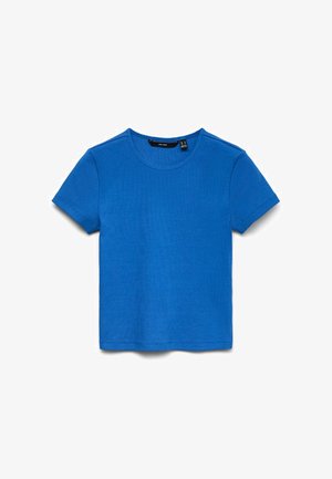 Blaues kurzärmeliges, geripptes Strick-T-Shirt mit rundem Ausschnitt, flach auf weißem Hintergrund liegend.