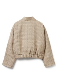 Krótka beżowa kurtka wykonana z teksturowanej tkaniny z subtelnym wzorem w kratę. Posiada okrągły dekolt i marszczony dół w talii.