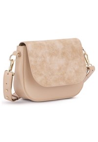 Borsa a tracolla in finta pelle beige con pattina testurizzata, accessori in oro, tracolla regolabile e borchie decorative sulla tracolla.