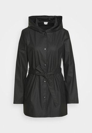 Veste noire imperméable avec capuche. Comprend une fermeture à boutons-pression, une ceinture à nouer à la taille, et deux poches latérales. Texture lisse et design classique.