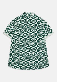 Koszula krótko rękawowa w zielono-białe wzory z motywem szachownicy i powtarzającym się odważnym tekstem. Miękka tkanina z luźnym krojem i pointed kołnierzykiem.