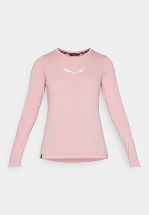Roze langemouwen crewneck shirt met een wit minimalistisch logo in het midden van de borst, weergegeven op een effen witte achtergrond.