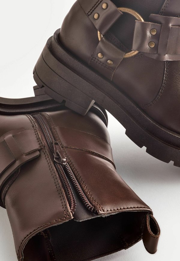 CHUNKY – Cowboy-/Bikerstiefelette