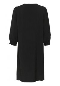 Robe noire avec un col rond, de longues manches bouffantes et un tissu texturé présentant des plis verticaux visibles. Longueur midi.