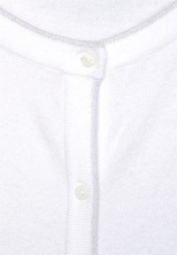 Bílý svetr s lehkou texturou, kulatým výstřihem, předním zapínáním na knoflíky a kontrastním prošitím.