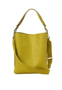 Borsa a secchiello gialla in pelle con finitura texturizzata, dotata di un manico corto e di una tracolla rimovibile e regolabile.