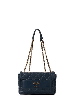 Sac à main matelassé bleu foncé avec des sangles en chaîne dorée et un rabat avant embossé du logo "19 V 69 Italia" en lettres dorées.