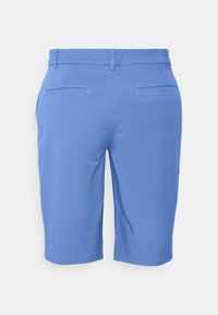 Blå skräddarsydda knälånga shorts med bälteshällor och två bakfickor i välsydd stil på en neutral vit bakgrund.