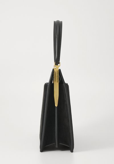 Melnas ādas un zamšādas rokassoma ar stingru, strukturētu dizainu, kas piedāvā zelta aparatūras akcentu un augšējo rokturi.