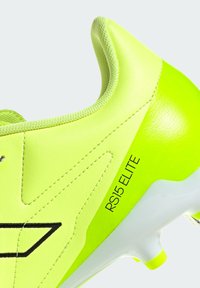 Scarpino da calcio verde lime con tomaia sintetica liscia, accentuato da dettagli neri e suola bianca. Il testo recita "RS15 ELITE."