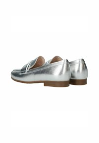Mocassins métalliques argentés avec une texture lisse, bout rond et semelle en caoutchouc brun bas. Présentent une sangle décorative sur le dessus.