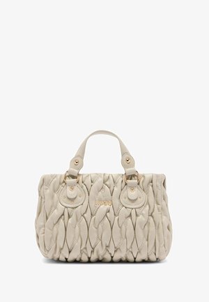 Borsa beige con design trapuntato, accentuata da hardware dorato, due manici superiori e dettaglio del logo sul davanti.