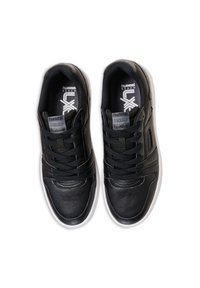 Czarne skórzane buty sportowe z teksturowanymi akcentami, z białą gumową podeszwą i czarnymi sznurowadłami. Wnętrze posiada wkładkę z logo.