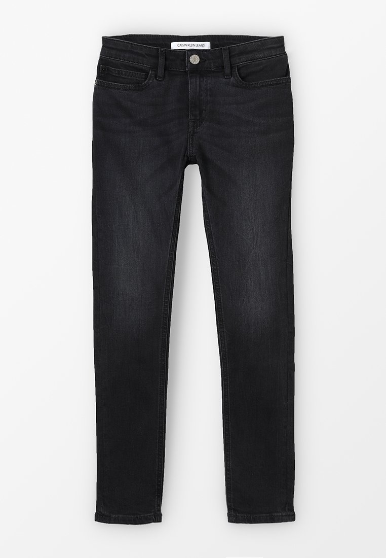Jeans de mezclilla negra con corte slim, con cinco bolsillos, trabillas para cinturón y cierre de botón. Textura suave con ligeros detalles de decoloración.