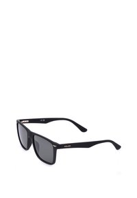 Lunettes de soleil rectangulaires noires avec verres foncés et branches fines texturées, avec un petit logo Police doré sur la branche.