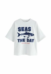Valge puuvillane T-särk lühikeste varrukatega, millel on tumesinise kirjatüübiga "SEAS THE DAY" tekst ja kala graafika. Allosas on ka roosa tekst.