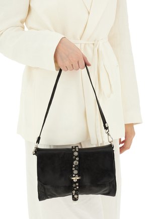 Borsa a mano nera in pelle con design piatto, superficie testurizzata, tracolla regolabile e dettagli metallici decorativi lungo la chiusura.