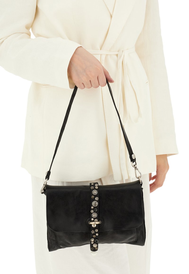 Borsa a mano nera in pelle con design piatto, superficie testurizzata, tracolla regolabile e dettagli metallici decorativi lungo la chiusura.