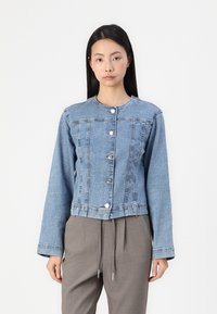Denim jakna v svetlo modri barvi, skrajšana rez, sprednje zapiranje z gumbi z metaličnimi detajli, dolgi rokavi in subtilne šivane podrobnosti ob šivih.