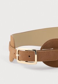 Cinto de camurça castanho com uma fivela em metal dourado, apresentando um forro suave e vários furos para ajuste.