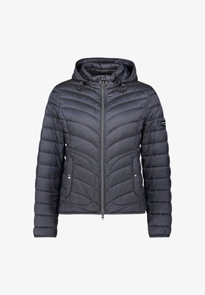 Kurtka pikowana w ciemnoszarym kolorze, z kapturem, skośnym przeszyciem, zamkiem błyskawicznym oraz kieszeniami na zatrzaski. Gładka, błyszcząca tkanina o lekkim kroju.