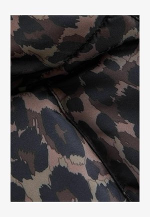 Kangas leopardi kuosi, jossa on ruskean, mustan ja vaaleanbeigeen sävyjä. Silkkinen pinta, jossa on näkyvät saumat ja hienovarainen kiilto.